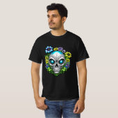 Alien Gesicht und Blume Kunst T-Shirt (Vorne ganz)