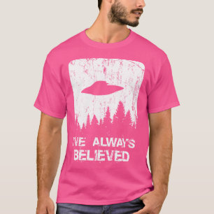 Alien gibt Männern Frauen Kinder bis zur Entführun T-Shirt