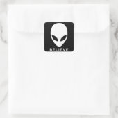 Alien glaubt quadratischer aufkleber (Tasche)