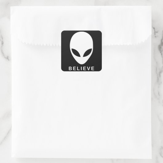 Alien glaubt quadratischer aufkleber (Tasche)