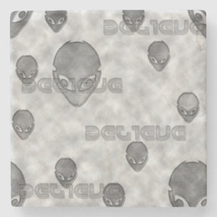 Alien glaubt steinuntersetzer