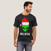 Alien Green Face Christmas Santa Hat Believe T-Shirt (Vorne ganz)