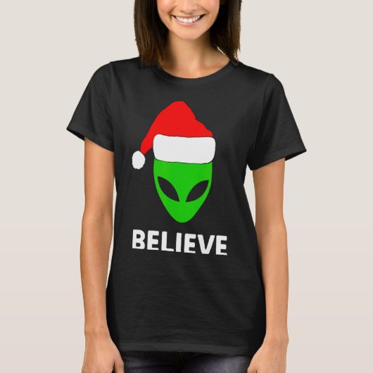 Alien Green Face Christmas Santa Hat Believe T-Shirt (Vorderseite)