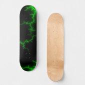 Alien Grüne Blitze in Pitch Black Skateboard (Vorderseite)