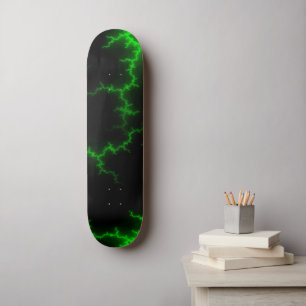 Alien Grüne Blitze in Pitch Black Skateboard