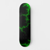 Alien Grüne Blitze in Pitch Black Skateboard (Vorderseite)
