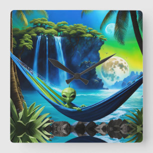 Alien Hammock zur Ferienzeit am Strand Quadratische Wanduhr