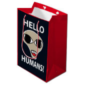 Alien Hello Humans Funny Alien Mittlere Geschenktüte (Vorderseite Schrägansicht)