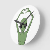 Alien-Herz-Pose Runde Wanduhr (Winkel)