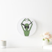 Alien-Herz-Pose Runde Wanduhr (Zuhause)