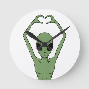 Alien-Herz-Pose Runde Wanduhr