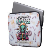 Alien hier wegen des Kaffees Laptopschutzhülle (Vorderseite Links)