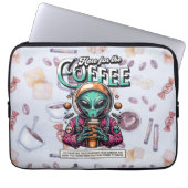 Alien hier wegen des Kaffees Laptopschutzhülle (Vorderseite)