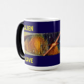 Alien-Höhle - Lila mit doppeltem Titel Verwandlungstasse (Vorderseite Links)