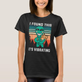 Alien holding purring cat  I Found This  It s Vibr T-Shirt (Vorderseite)