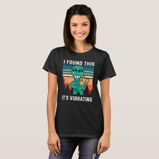 Alien holding purring cat I Found This It s Vibr T-Shirt (Vorne ganz)