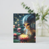 Alien im blühenden Sommerhund mit rosa Blume Postkarte (Stehend Vorderseite)