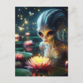 Alien im blühenden Sommerhund mit rosa Blume Postkarte (Vorderseite)