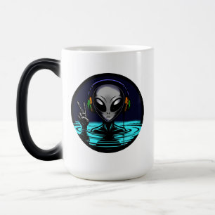 Alien im Wasser mit Kopfhörern, die Friedenszeiche Verwandlungstasse