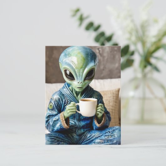 Alien in Blue PJs mit einem Kaffee Postkarte (Stehend Vorderseite)