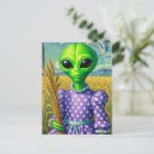Alien in einem Polka-Dotentkleid auf dem Weizenfel Postkarte (Stehend Vorderseite)