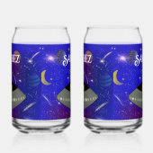 Alien in einem Raumschiff mit einem neuen T - Shir Dosenglas (Links)