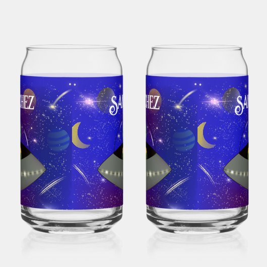 Alien in einem Raumschiff mit einem neuen T - Shir Dosenglas (Links)