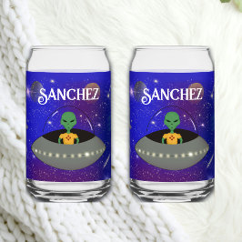 Alien in einem Raumschiff mit einem neuen T - Shir Dosenglas