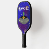 Alien in einem Raumschiff mit einem neuen T - Shir Pickleball Schläger (Links)