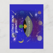 Alien in einem Raumschiff mit einem neuen T - Shir Postkarte (Vorderseite)