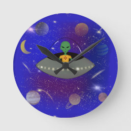 Alien in einem Raumschiff mit einem neuen T - Shir Runde Wanduhr