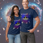 Alien in einem Raumschiff mit einem neuen T - Shir T-Shirt