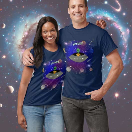 Alien in einem Raumschiff mit einem neuen T - Shir T-Shirt