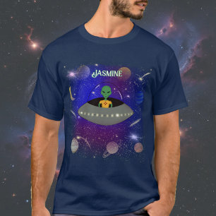 Alien in einem Raumschiff mit einem neuen T - Shir T-Shirt