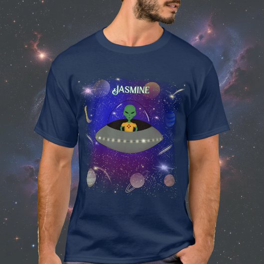 Alien in einem Raumschiff mit einem neuen T - Shir T-Shirt