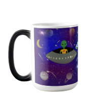 Alien in einem Raumschiff mit einem neuen T - Shir