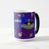 Alien in einem Raumschiff mit einem neuen T - Shir Verwandlungstasse (VorderseiteRechts)