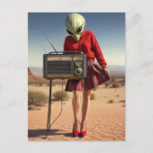Alien in Kariertem Rot mit Radio in der Wüste Postkarte (Vorderseite)