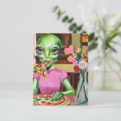 Alien in Pink Pizza mit Blume Vase essen Postkarte (Stehend Vorderseite)