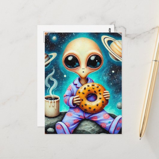 Alien in PJs mit Kaffee und Bagel Postkarte (Vorderseite/Rückseite Beispiel)