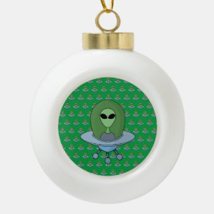 Alien in seinem kleinen Raumschiff Keramik Kugel-Ornament