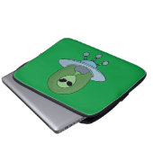 Alien in seinem kleinen Raumschiff Laptopschutzhülle (Vorne Knopf)