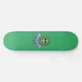 Alien in seinem kleinen Raumschiff Skateboard (Horizontal)