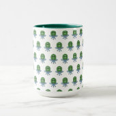 Alien in seinem kleinen Raumschiff Tasse (Zentrum)