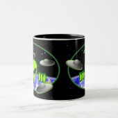 Alien Kilroy Zweifarbige Tasse (Mittel)