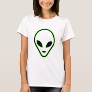 Alien konfrontiert Frauen mit Shirt