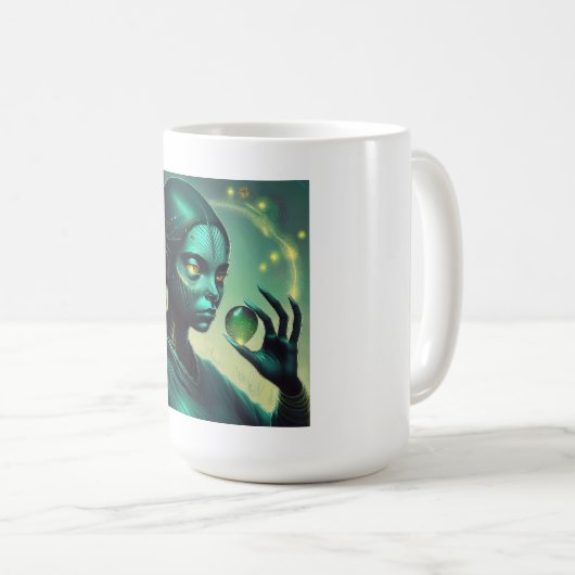 Alien Lady hält ein transparentes Glasobjekt Kaffeetasse (VorderseiteRechts)