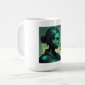 Alien Lady hält ein transparentes Glasobjekt Kaffeetasse (Vorderseite Links)