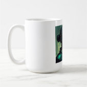 Alien Lady hält ein transparentes Glasobjekt Kaffeetasse (Links)