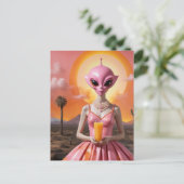 Alien Lady mit Orangensaft in der Wüste Postkarte (Stehend Vorderseite)